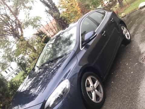 Volvo V40 D3 momentum Bleu