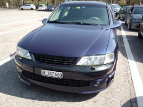 Opel VECTRA I500 2.5 essence Bleu