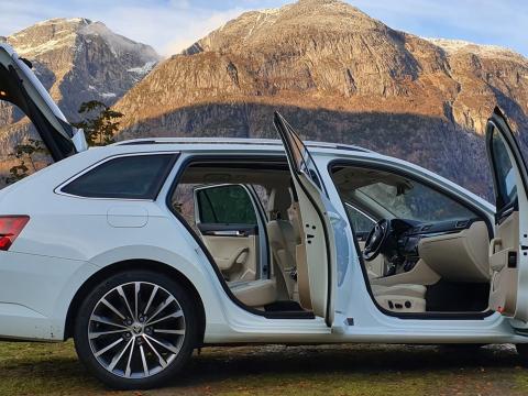 Skoda Skoda Superb 2.0 TDI 4X4 Skoda Superb 2.0 TDI 4X4 Blanc